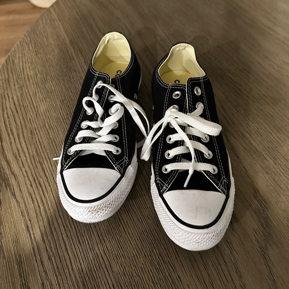 Converse women’s low top , size 8.0, black